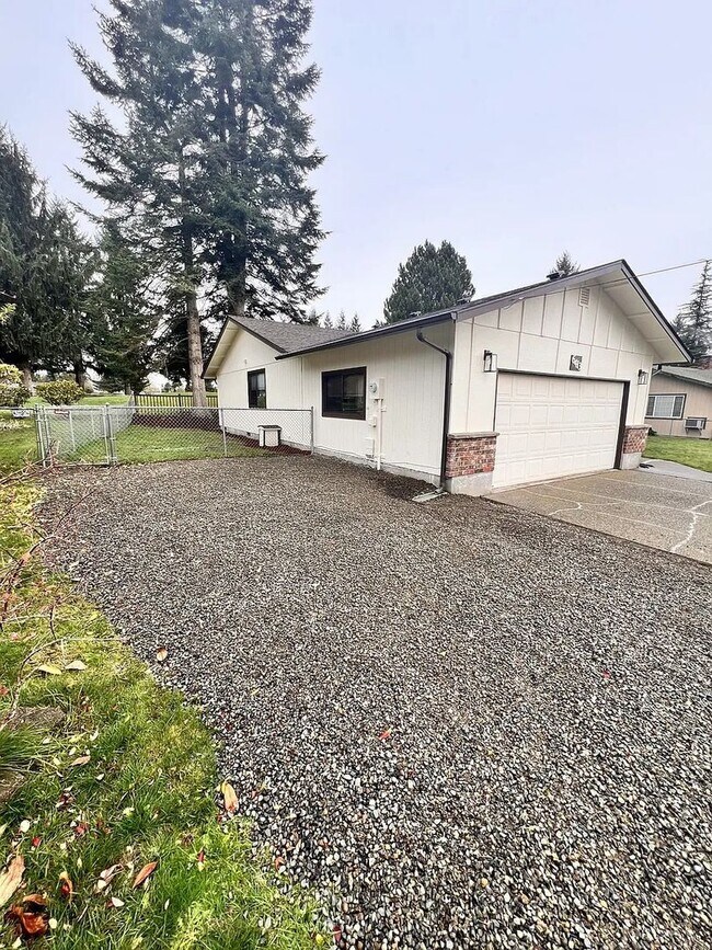 Building Photo - Rambler Golf Course View 3bd 2bath Avail. March 6th