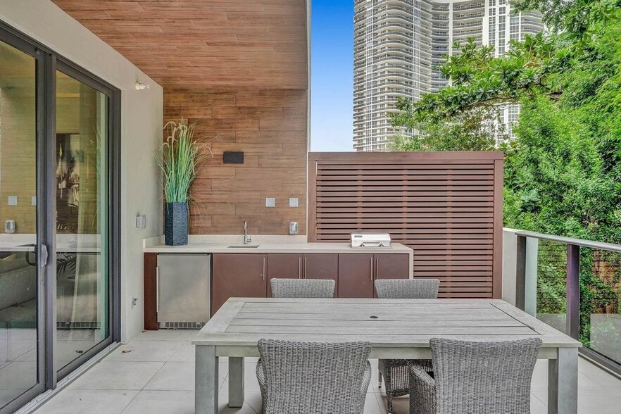 Building Photo - 3040 N Ocean Blvd