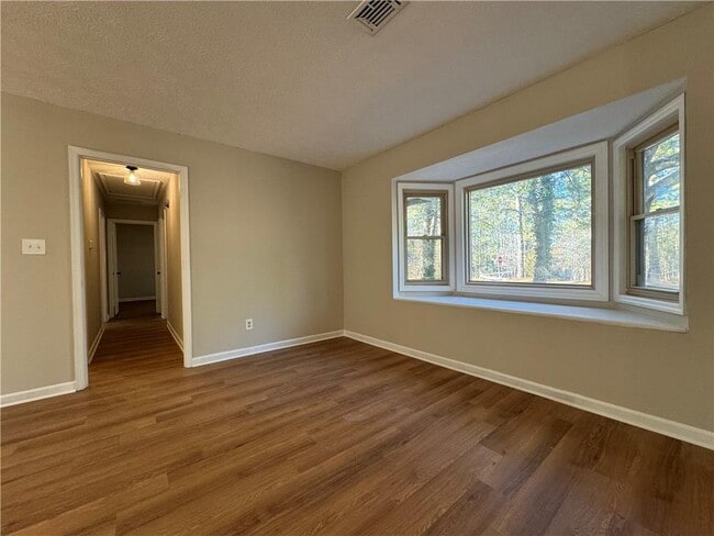 Building Photo - 2020 Kemp Rd NE