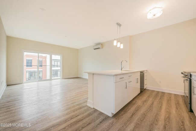 Building Photo - 700 Bangs Ave