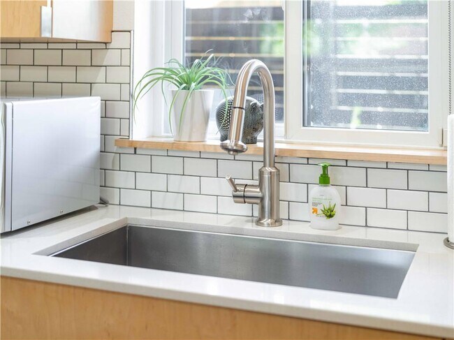 Building Photo - 352 W 5th St