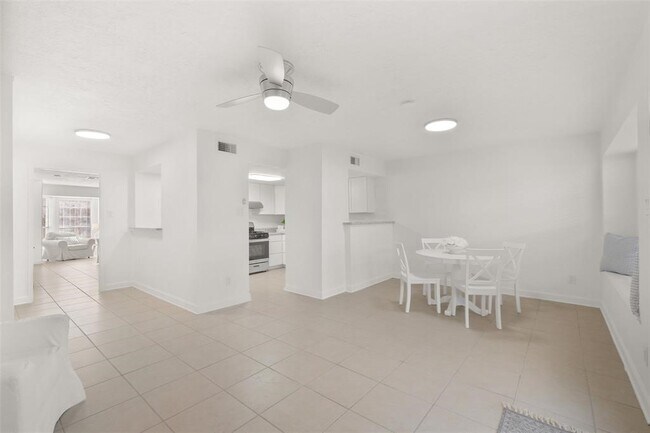 Building Photo - 3371 Continental Dr