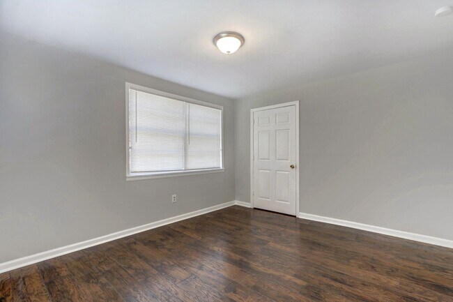 Building Photo - 1724 E 39th St