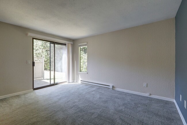 Building Photo - Amazing Bridle Trails 3BR 1.75BA Townhome ...