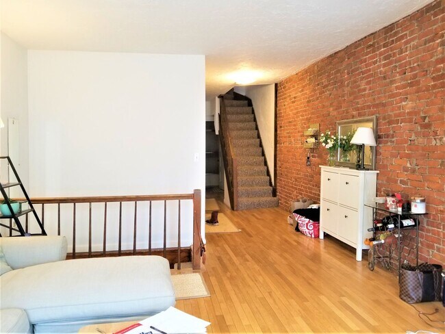 Building Photo - NO BROKER FEE!   WOW!  2 LEVEL 3 BED IN BRIGHTON CENTER AVAIL FOR A 9/1 MOVE-IN