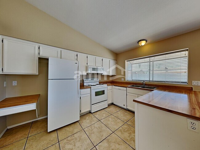 Building Photo - 9509 W Echo Ln