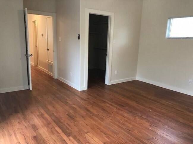 Building Photo - 3 X 2 Townhome Near UT Avail August 2025!