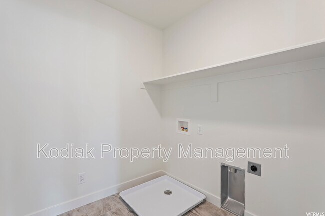 Building Photo - 991 Shoreline Dr