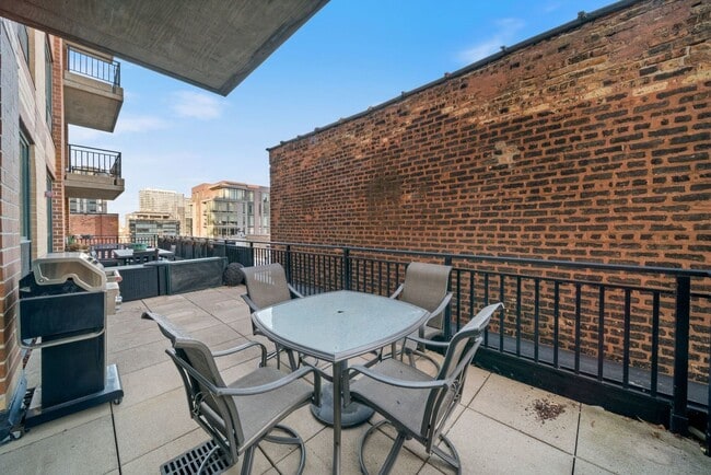 Building Photo - 400 W Ontario St