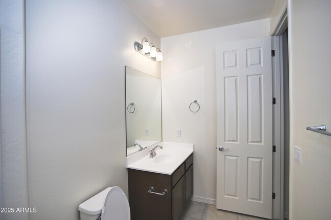 Building Photo - 935 W Finch Dr