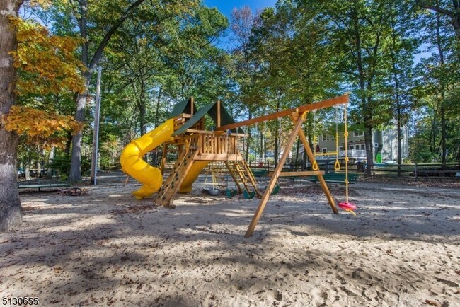 Building Photo - 25 Lake Rd