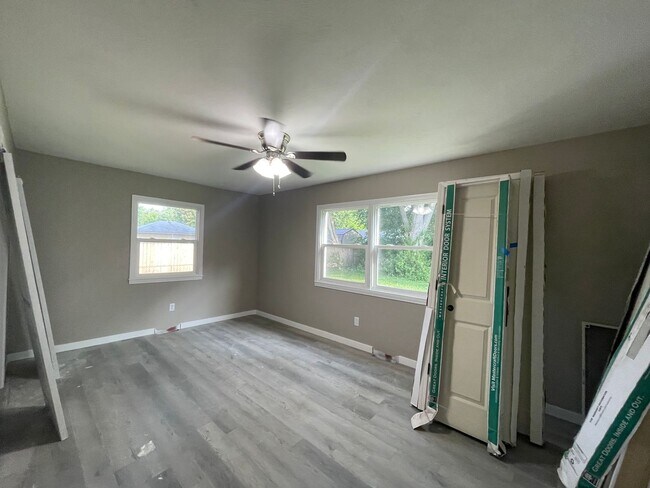 Building Photo - Updated and Located near Mercy Hospital!  ...
