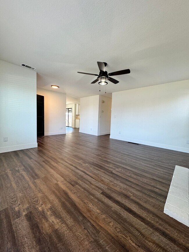 Building Photo - Available now! 3 Bed/2 Bath Home