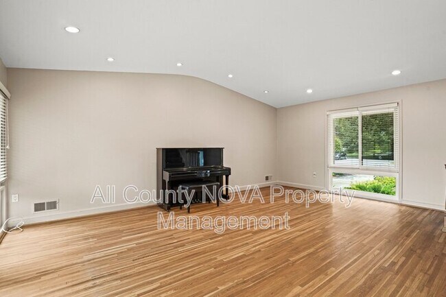 Building Photo - 6428 Earlham Dr