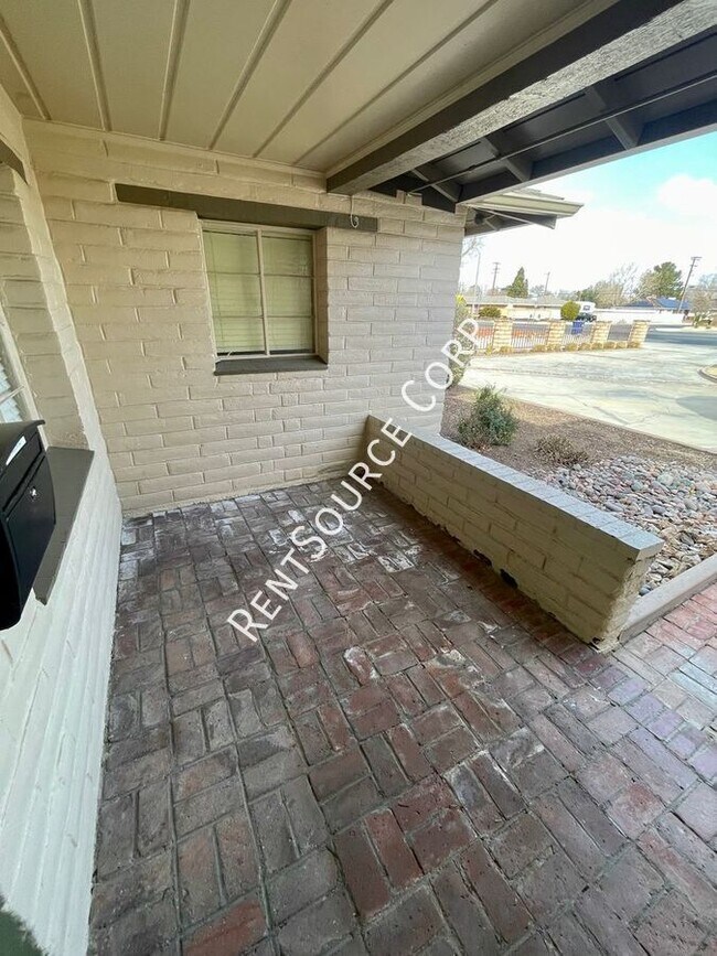 Building Photo - 1022 W Lancaster Blvd