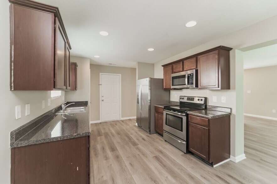 Building Photo - 5512 Twin Brook Dr