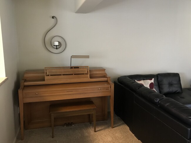 Piano - 2941 W Long Dr