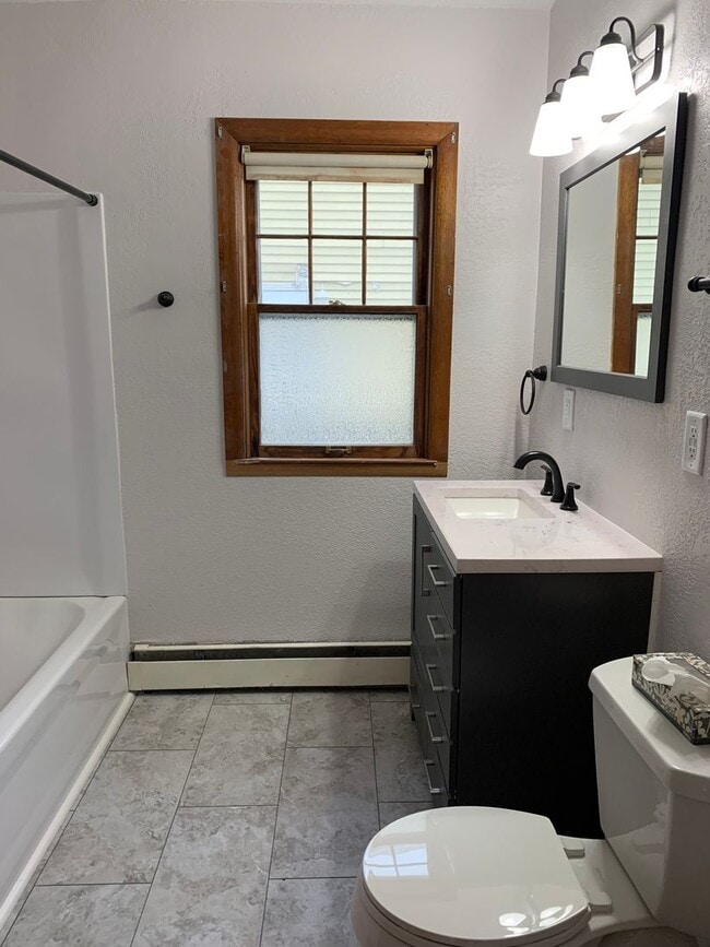 Building Photo - Charming 2 bedroom home in Rock Island