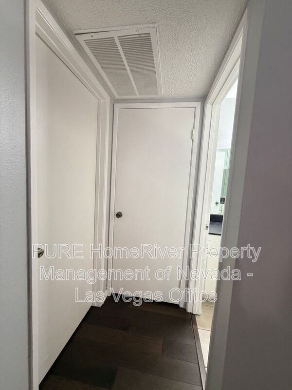 Building Photo - 1405 E Vegas Valley Dr