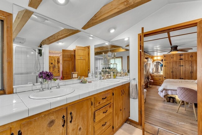 Building Photo - 3 bd 2 ba country cabin close to town