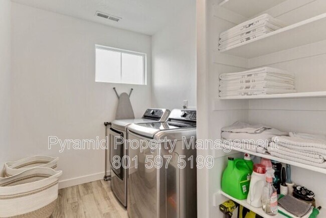 Building Photo - 994 S 4090 W