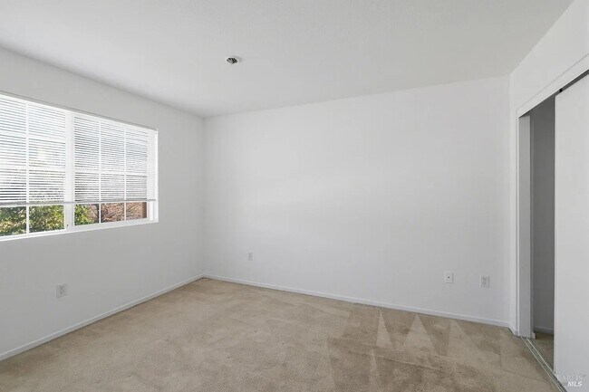 Building Photo - 712 Daniels Ave