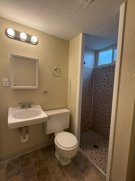 Building Photo - 1522 Rainier Dr