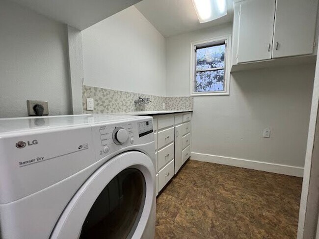 Building Photo - 2420 White Oak Dr