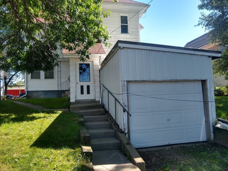 Entrance w/garage - 1050 Cedar St