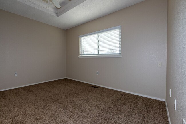 Building Photo - Beautiful  3 Bedroom, 2.5 Bath Condo in Canterbury!