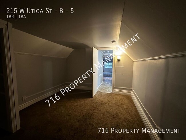 Building Photo - Cozy top floor one bedroom unit available!