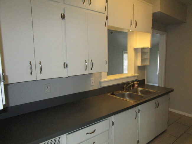 Building Photo - (2) Bed/(1) Bath + Study Avail NOW! Close to Core Norman and OU!