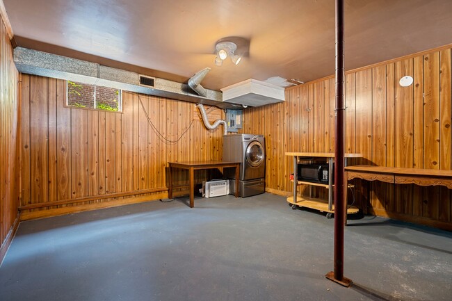 Building Photo - Spacious Home Near Downtown Durham