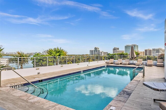 Building Photo - 9901 E Bay Harbor Dr