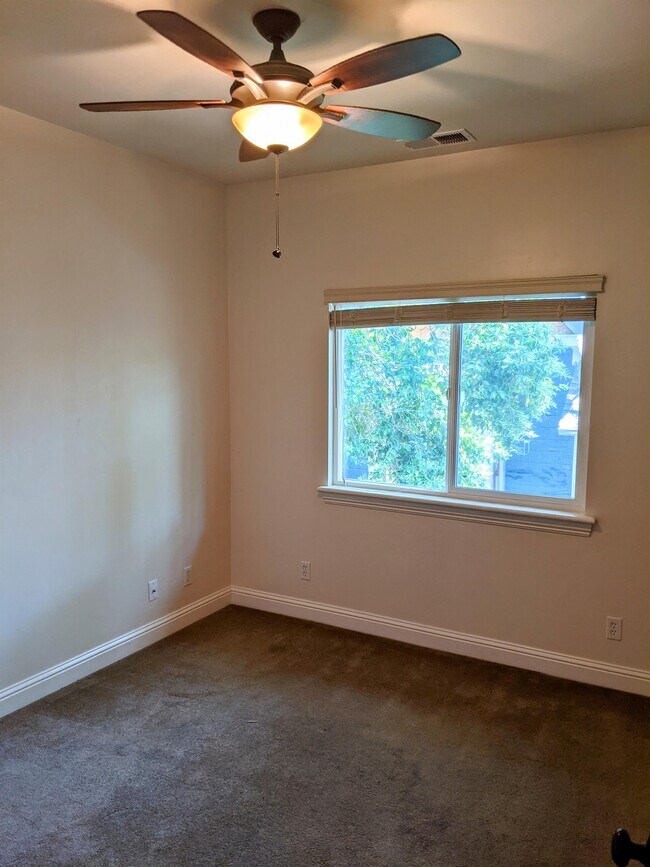 Building Photo - 405 E Main St