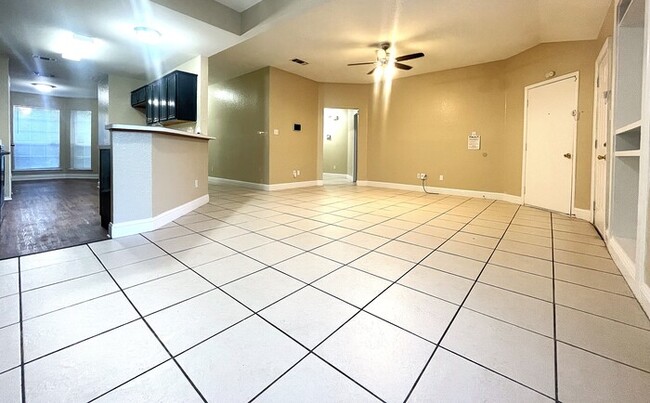Building Photo - MOVE IN SPECIAL!!!! Cedar Hill home featur...