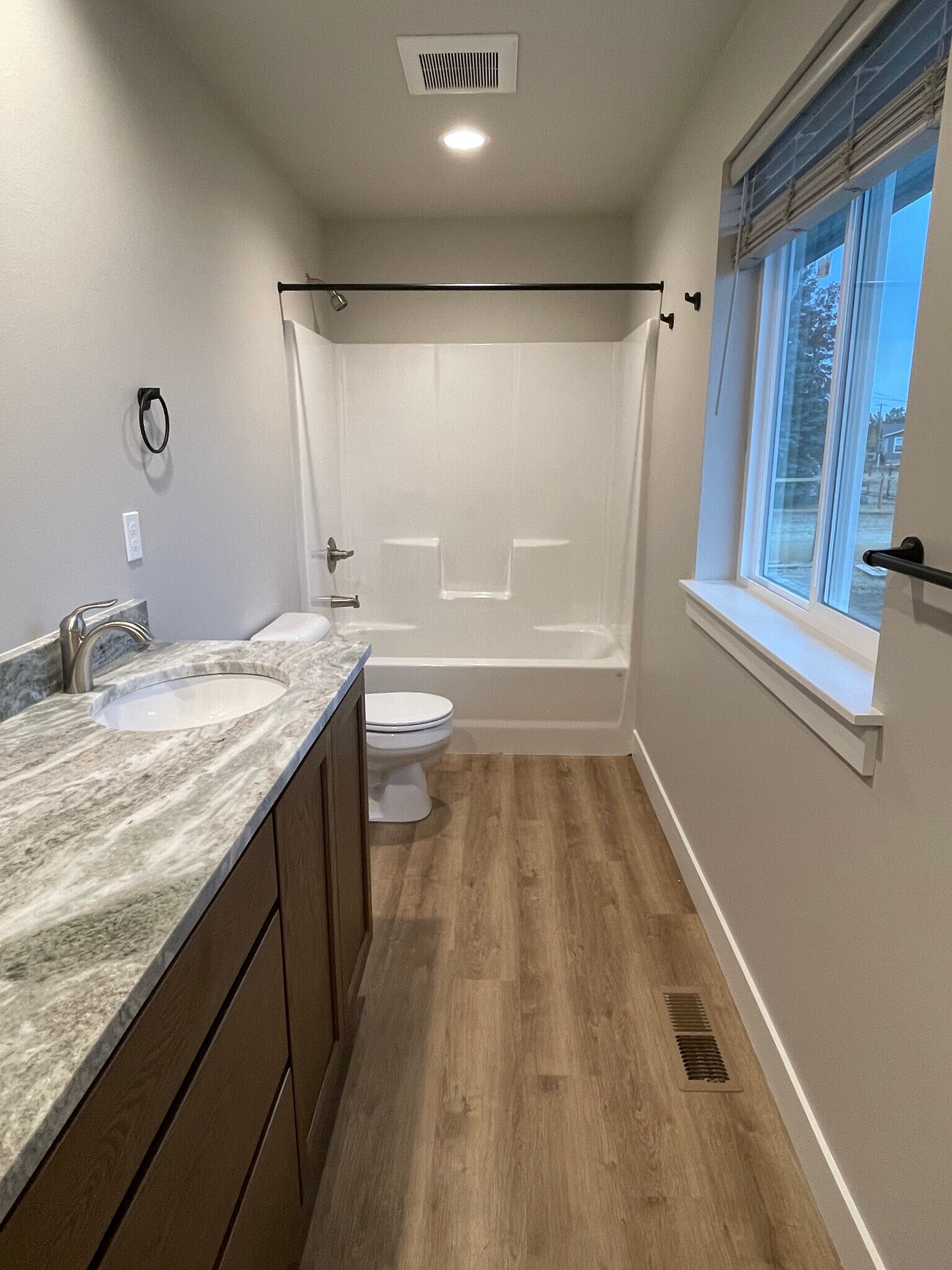 Building Photo - 412 W 1st St