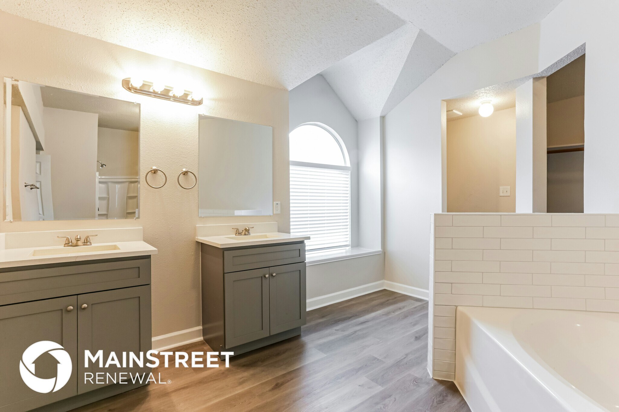 Building Photo - 1954 Pin Oak Ln