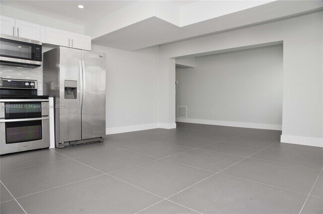 Building Photo - 4051 N Ocean Dr