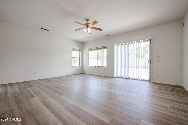 Building Photo - 811 E Kapasi Ln