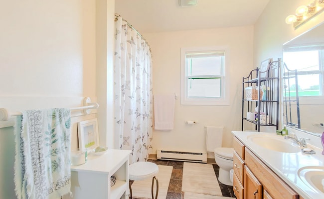 Building Photo - Spacious 3 Bedroom Apartment - AVAILABLE SEPTEMBER