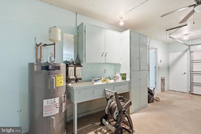Building Photo - 11475 Pine Hill Dr