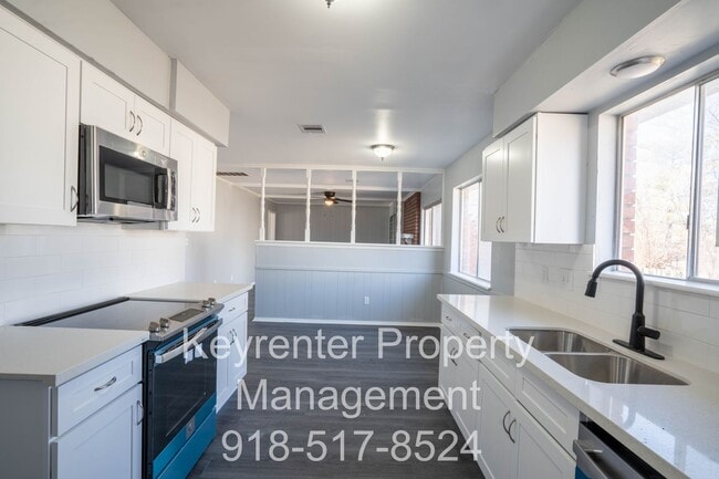 Building Photo - 4 Bedroom Home Available For Immediate Move In!!