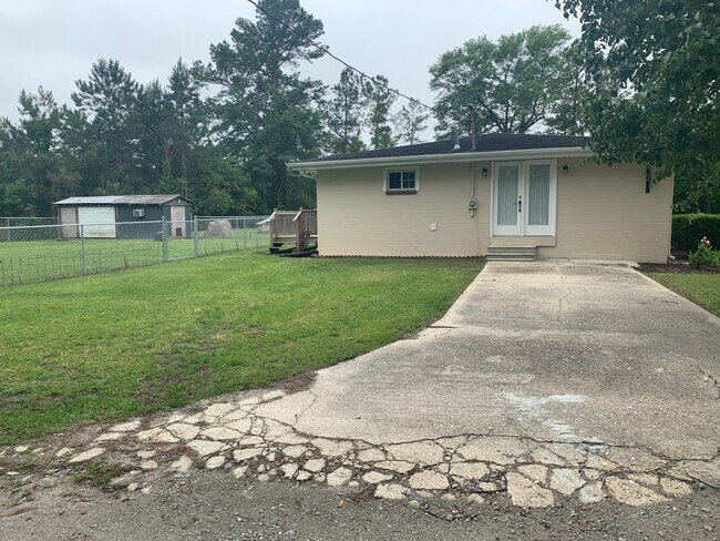 Building Photo - AVAILABLE NOW! 3 Bedrooms/1 1/2 Bath with Double living room space.