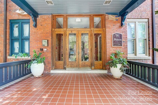 Building Photo - 229 N Poplar St