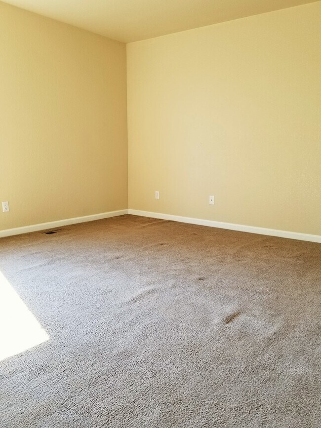 Building Photo - 3 Bedroom, 3.5 Bath End Unit Townhome, 2 C...