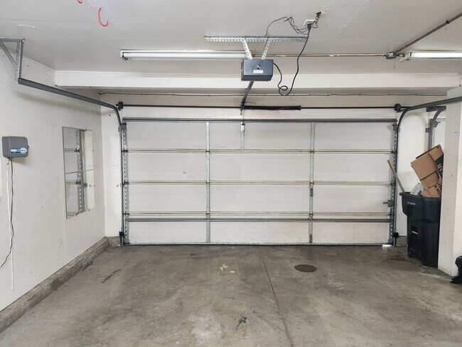 Building Photo - Spacious 4-Bedroom Home in a Prime Location