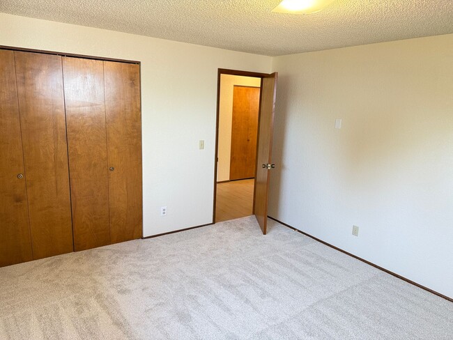 Building Photo - Well-kept house in desirable Thurston neighborhood!