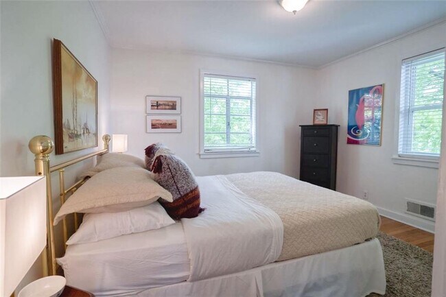 Building Photo - 883 Amsterdam Ave NE