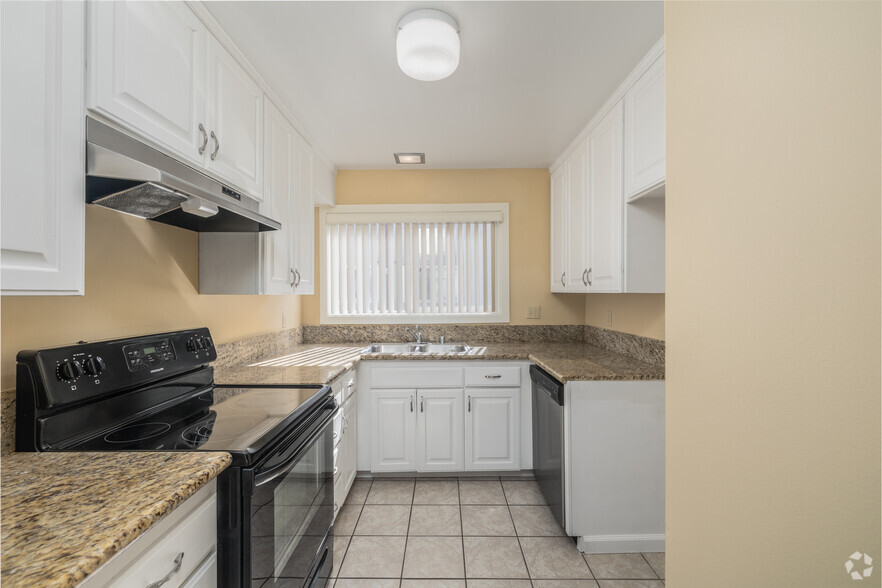 2BR, 2BA - 1,100SF - Kitchen - Sea Breeze Townhome Apartments